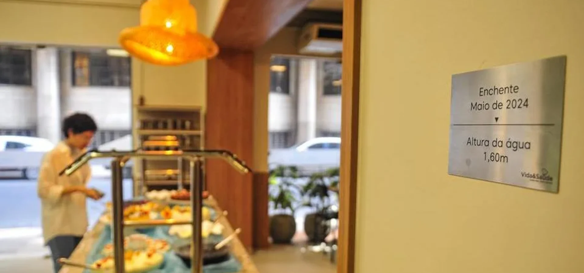 Estabelecimento na rua General Câmara instalou placa exibindo onde a água chegou em maio.  | Foto: Camila Cunha