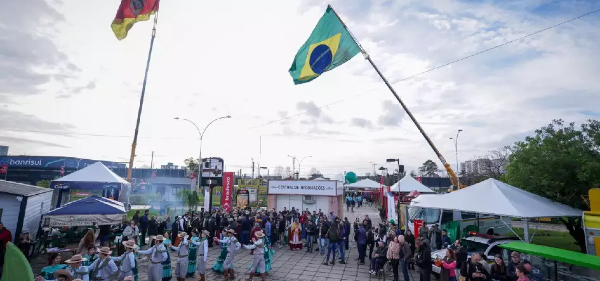 Público foi recepcionado por atrações artísticas no primeiro dia de feira.

Foto: Jürgen Mayrhofer/Secom