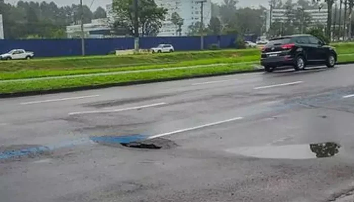 O problema foi causado pelas fortes chuvas, segundo a EPTC

Foto: EPTC/Divulgação