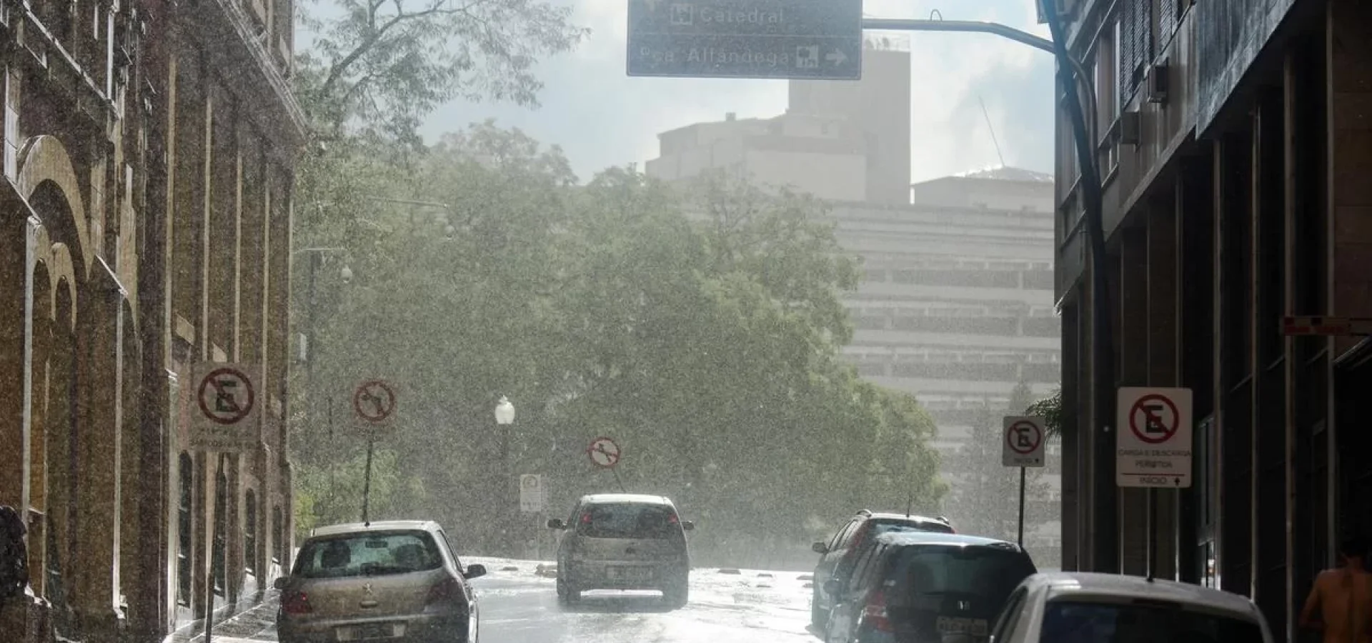 Dia começa abafado e com sol, mas terá chuva, que pode ser forte em várias regiões