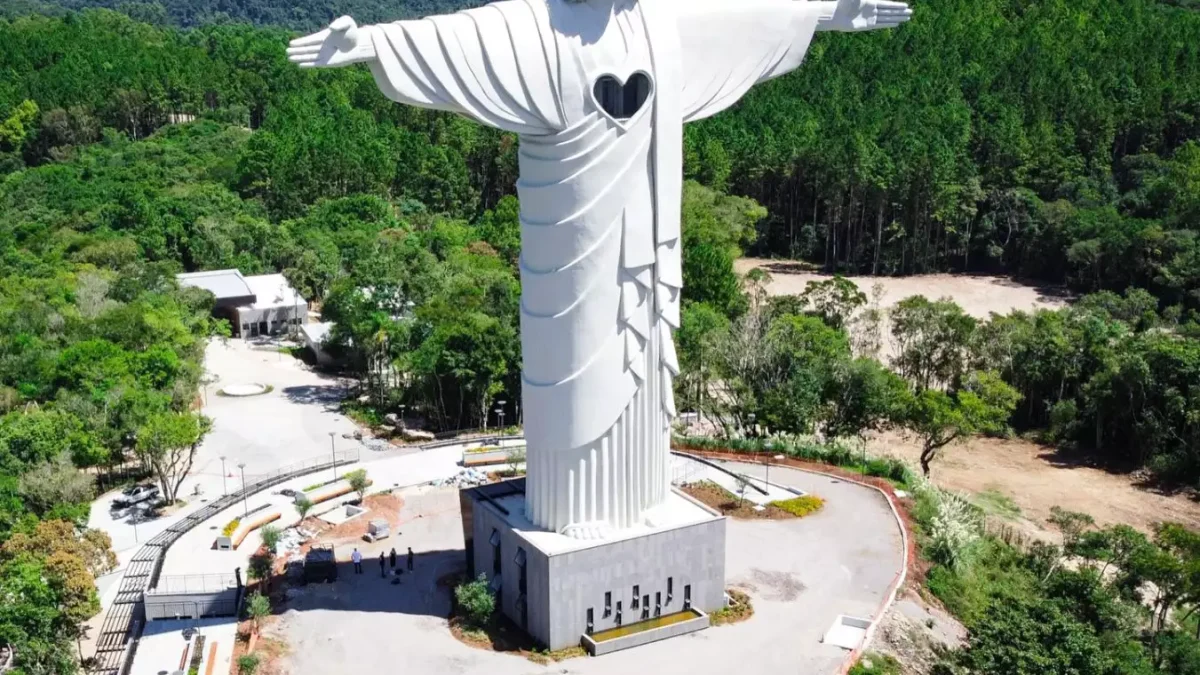 O monumento, com mais de 43 metros de altura, é o maior do Brasil e promete alavancar o turismo na região.

Foto: Divulgação