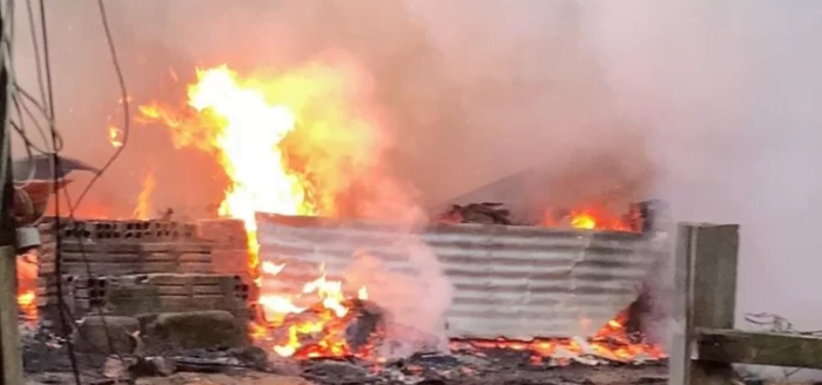 Casa de madeira na Rua da Represa, no bairro Partenon, foi destruída pelo fogo nesta segunda-feira (11).
Eduardo Paganella / RBS TV