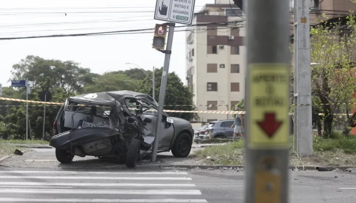 Corsa ficou prensado contra um poste de semáforo, no bairro Sarandi, em Porto Alegre.
André Ávila / Agencia RBS