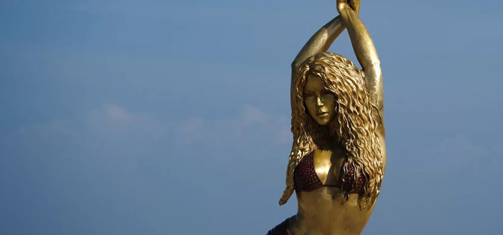 Estátua de 6,5 metros de altura é feita em bronze e possui alguns fragmentos em alumínio.
STR / AFP