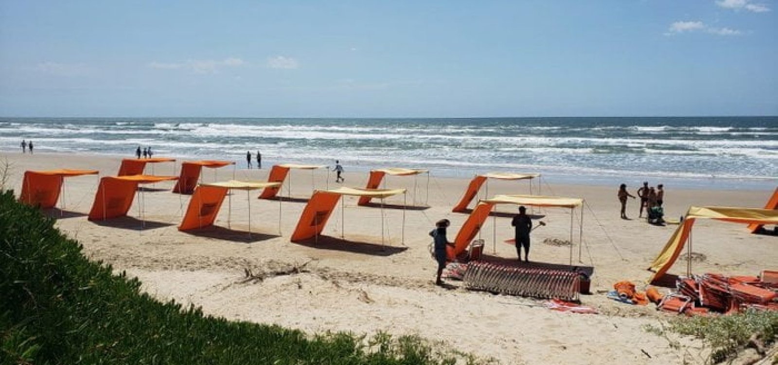 Barracas são erguidas logo cedo por funcionários de condomínios e ocupam parte da faixa de areia.
Arquivo pessoal