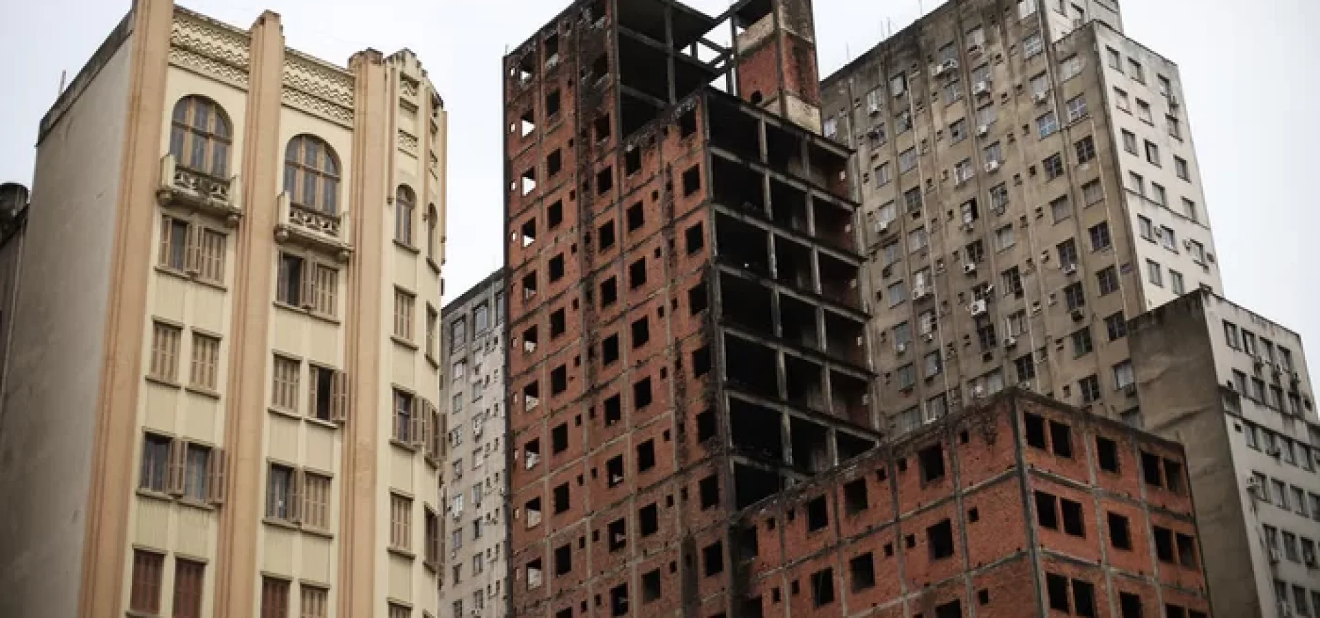 Esqueletão pode ser visto ao fundo. Em primeiro plano está o Chalé da Praça XV.
Anselmo Cunha / Agencia RBS