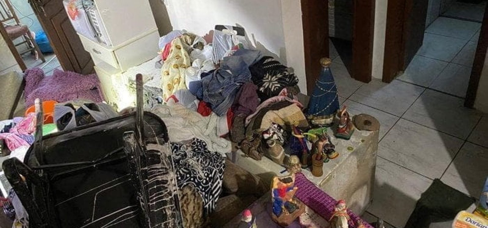 Corpo foi colocado dentro de geladeira, e equipamento estava coberto de concreto no interior da casa.
Brigada Militar / Divulgação