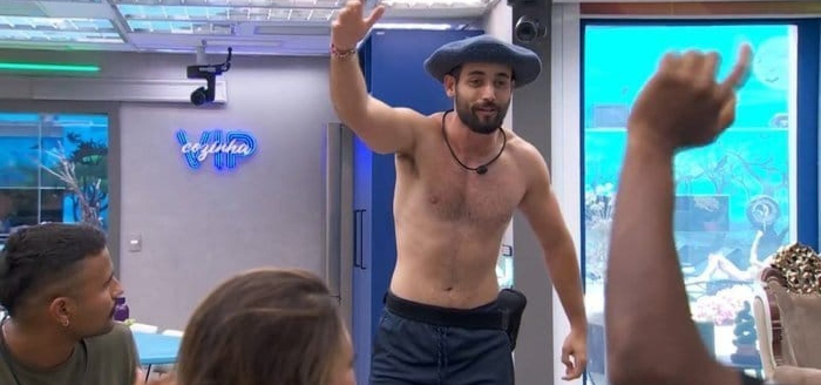 Gaúcho de Alegrete, Matteus cantou o "Canto Alegretense" para os brothers na cozinha do "BBB 24".
Globoplay / Reprodução