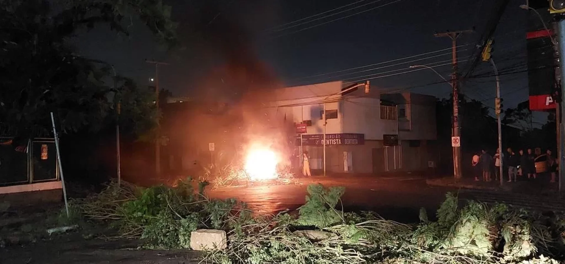 4900797_cc10a7067d449bd Protestos por falta de energia elétrica voltaram a acontecer na parte da noite
Jean Costa / Agência RBS