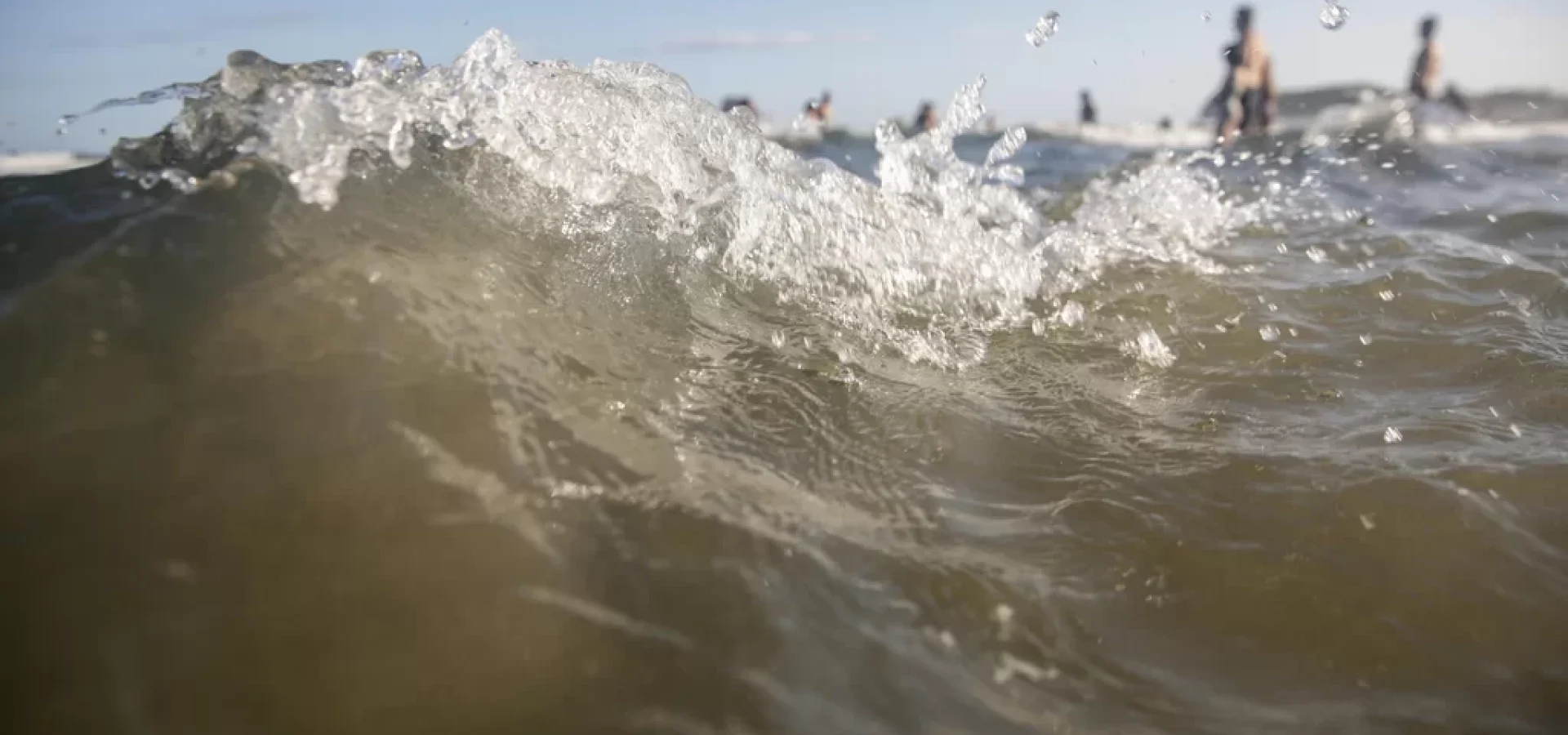 Em Torres, a água costuma ser mais clara, próxima de tons azuis.
André Ávila / Agencia RBS