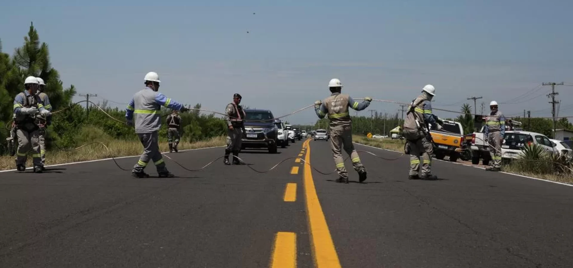 Trabalhadores precisaram bloquear a pista por um momento para atravessar com os cabos.
Mateus Bruxel / Agencia RBS