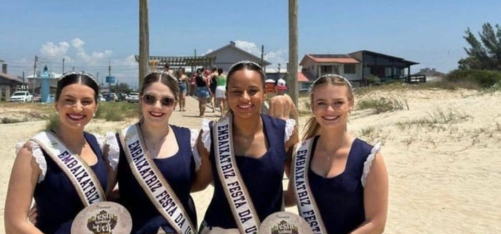 4914498_d95255312aa09d9 Curumim foi uma das praias visitadas pelas embaixatrizes da festa maior de Caxias, no sábado
Patrícia Trott Miola / Divulgação