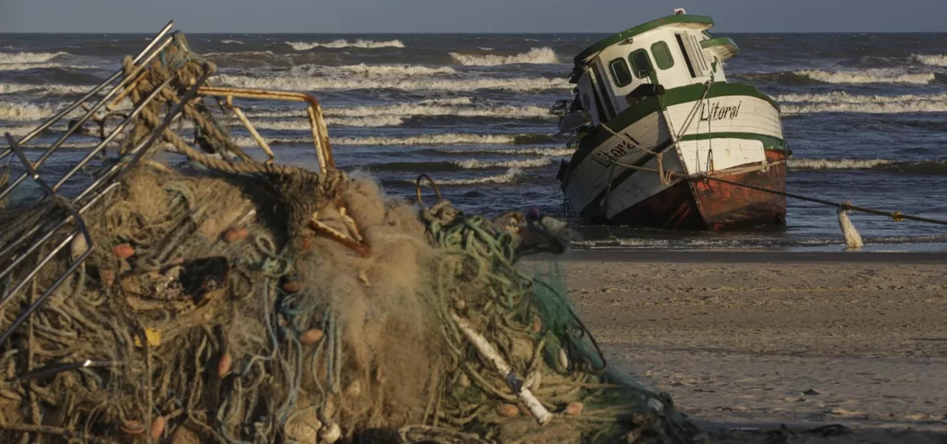 Após naufrágio, embarcação foi puxada até a beira da praia.
Mateus Bruxel / Agencia RBS