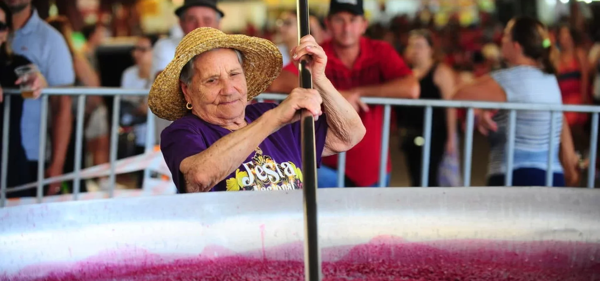 A nona Santa Gazzola Pegoraro, 92 anos, comandou o preparo da uvada.
Porthus Junior / Agencia RBS
