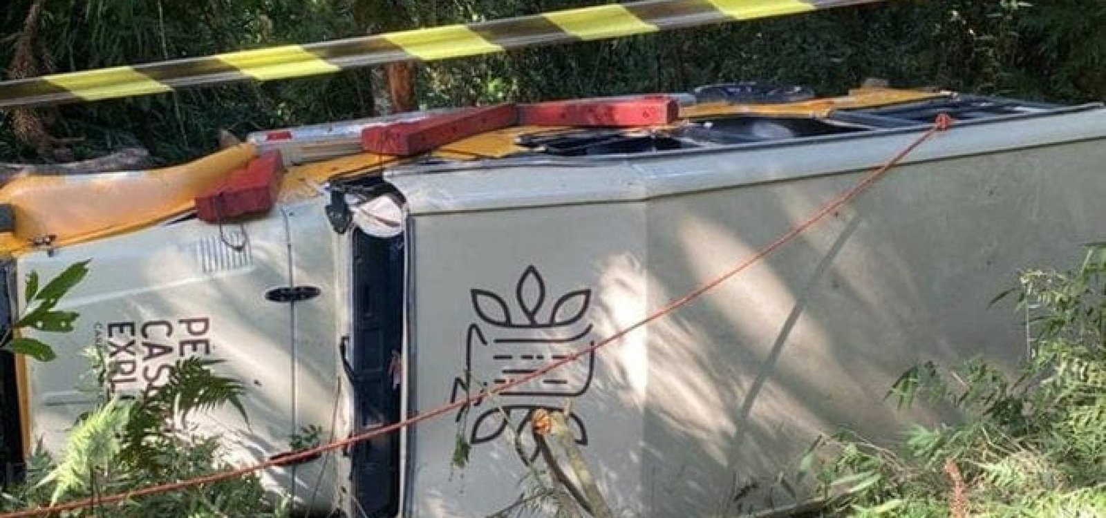 4933269_f3f7a729fe3ec43 (1) Veículo em que a família estava caiu às margens da Estrada da Lajeana.
Corpo de Bombeiros / Divulgação