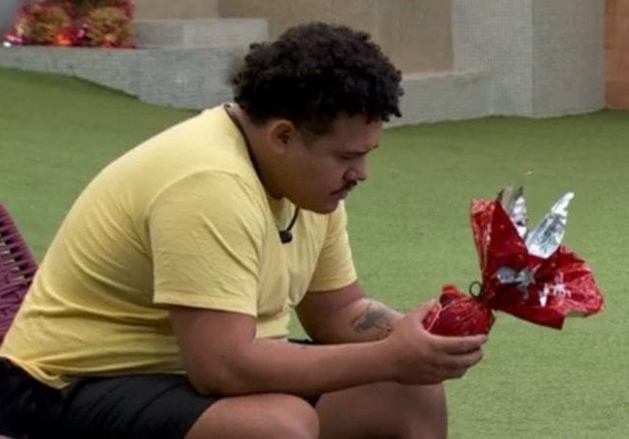 Lucas Henrique recebeu um ovo de Páscoa com fotos de suas irmãs.
Globoplay / Reprodução