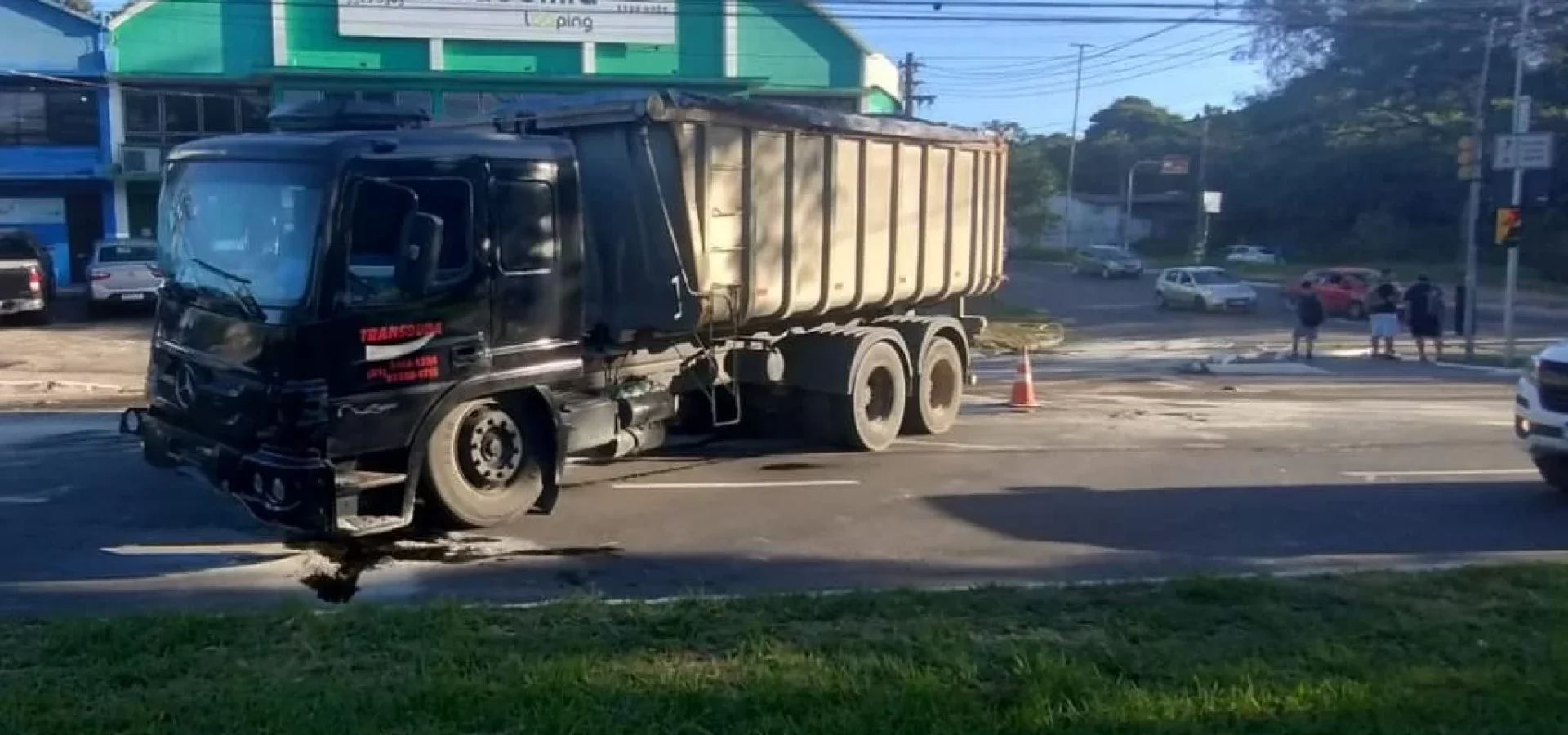 Caminhão com problemas nos freios causou o acidente, no cruzamento com a Estrada João de Oliveira Remião.
Felipe Backes / Agência RBS