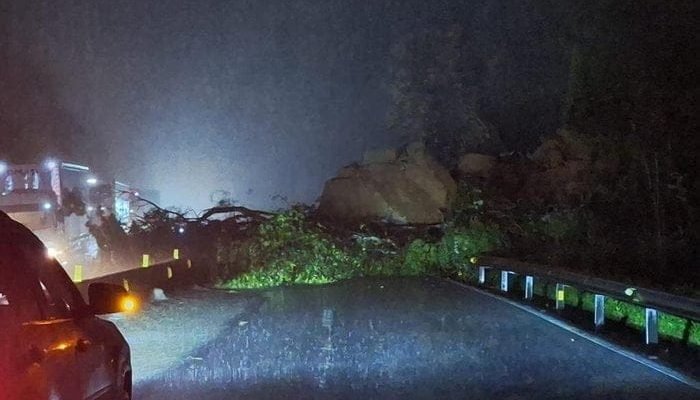 Deslizamento de terra e pedras gerou bloqueio total na BR-101, em Palhoça, Santa Catarina.
Divulgação / PRF-SC