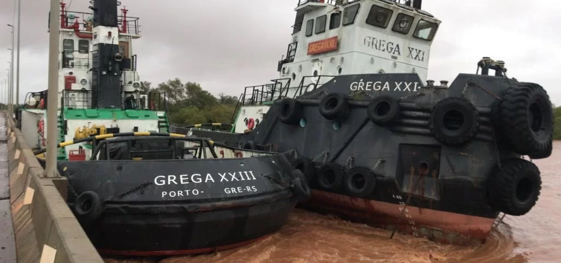 A colisão aconteceu na madruga dessa sexta-feira (3).
Ronaldo Bernardi / Agencia RBS