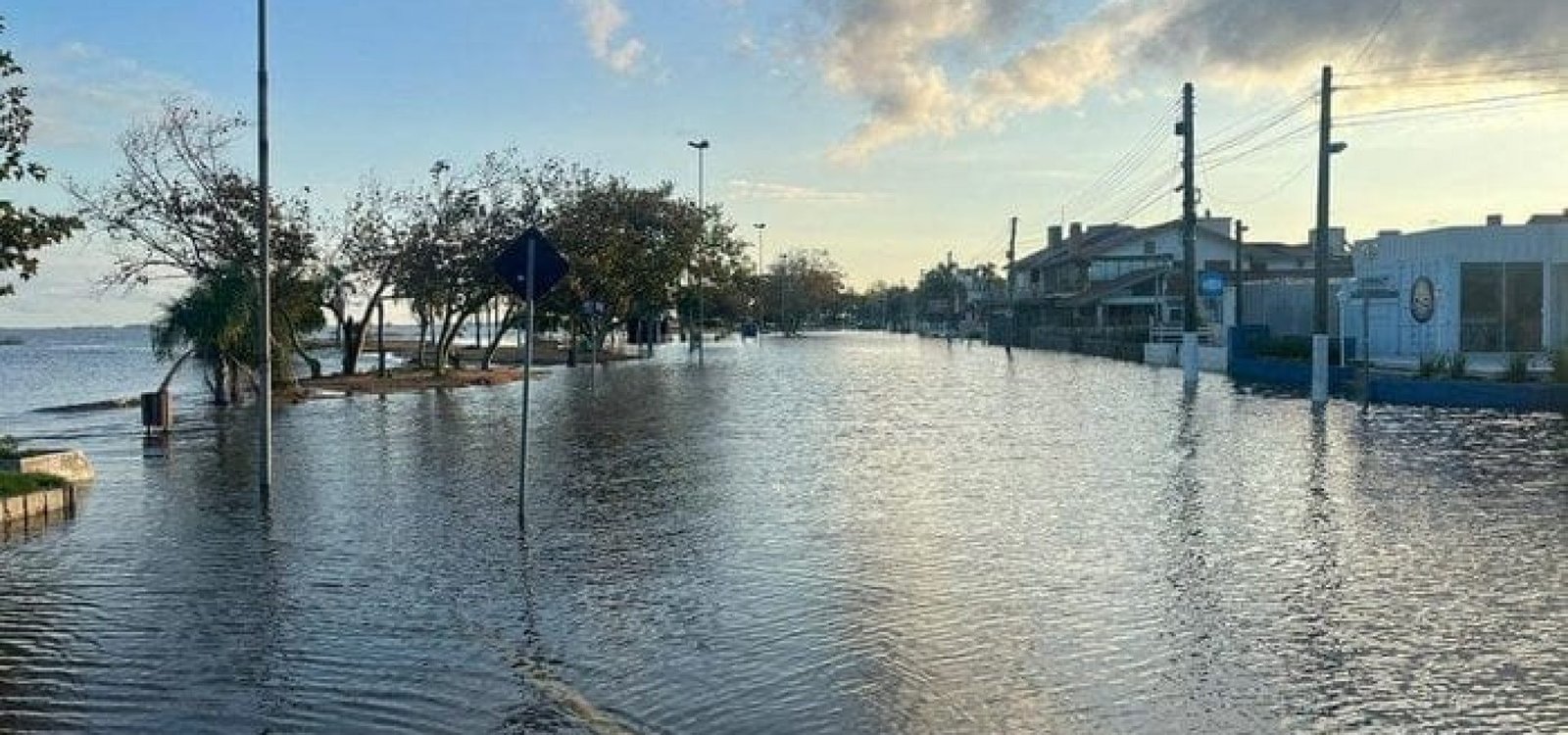 4960848_8b751a3714fb364 (1) A Lagoa dos Patos marcava 1,70m acima do nível normal na régua do Trapiche na Praia do Laranjal.
Bruno Marsili / RBS TV