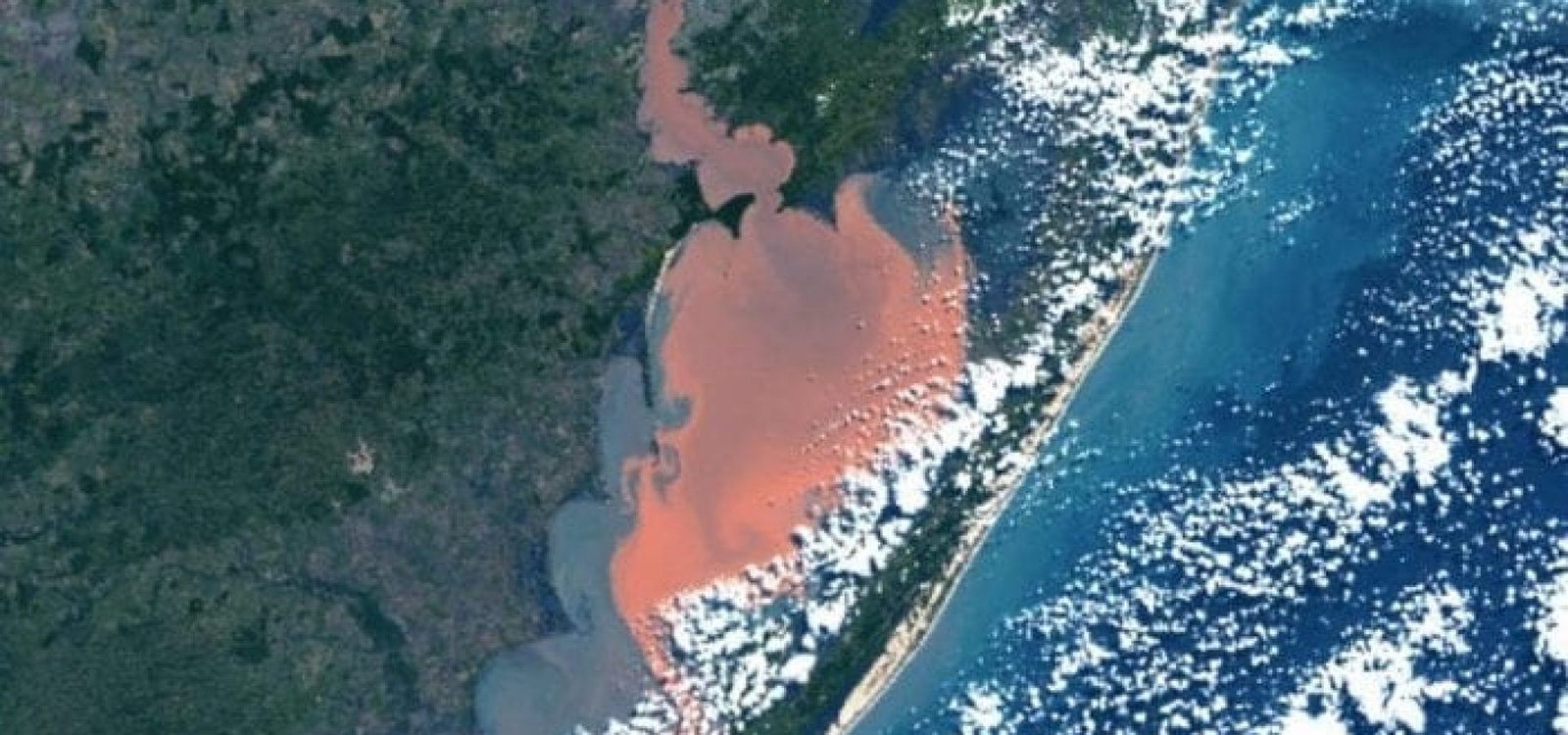 4966818_c7efcdb0b55f113 Imagem de satélite mostra mancha avermelhada na Lagoa dos Patos.
LODS / FURG / Divulgação