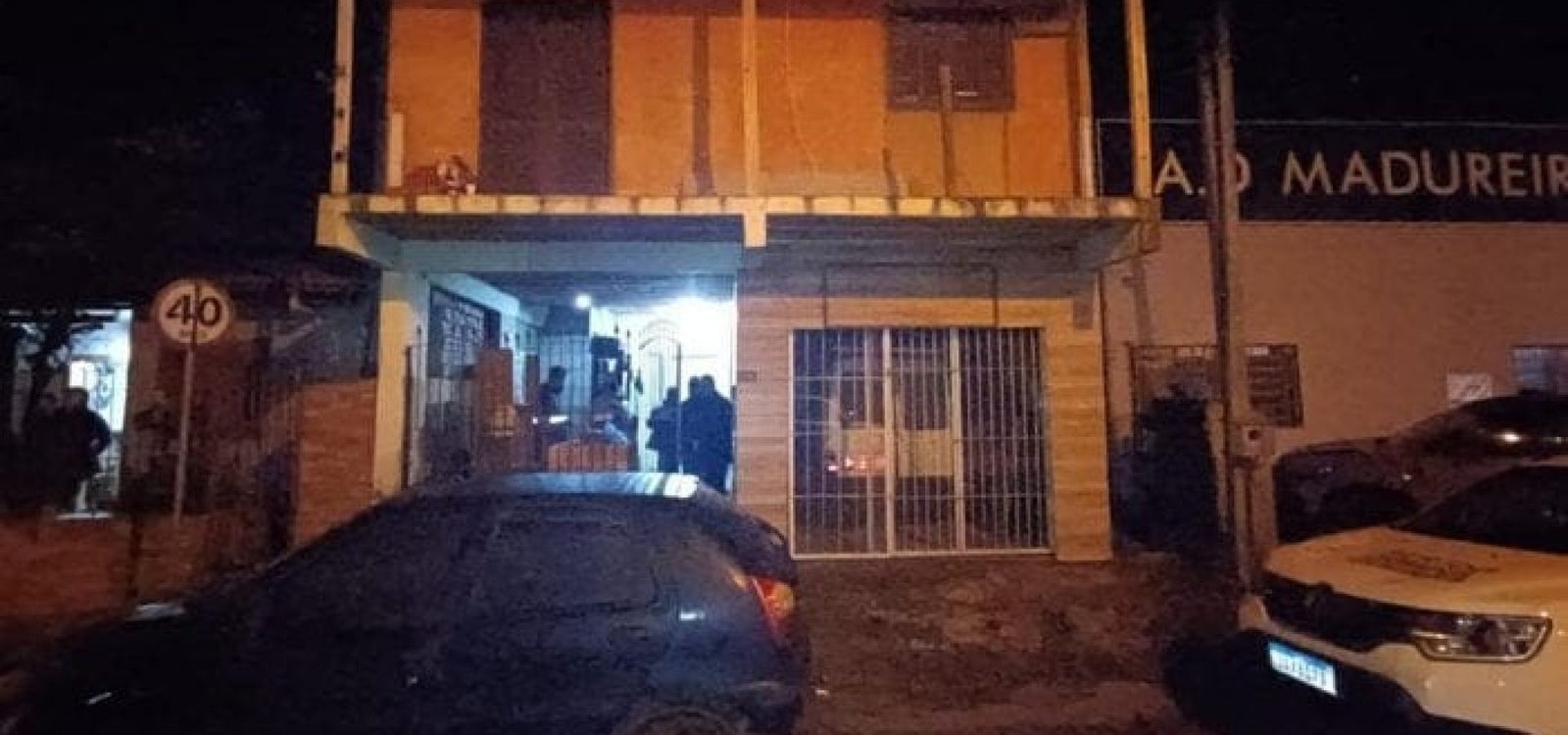 Casa é dividida em moradias independentes e foi invadida por criminosos que estavam a procura da vítima.
Polícia Civil / Divulgação