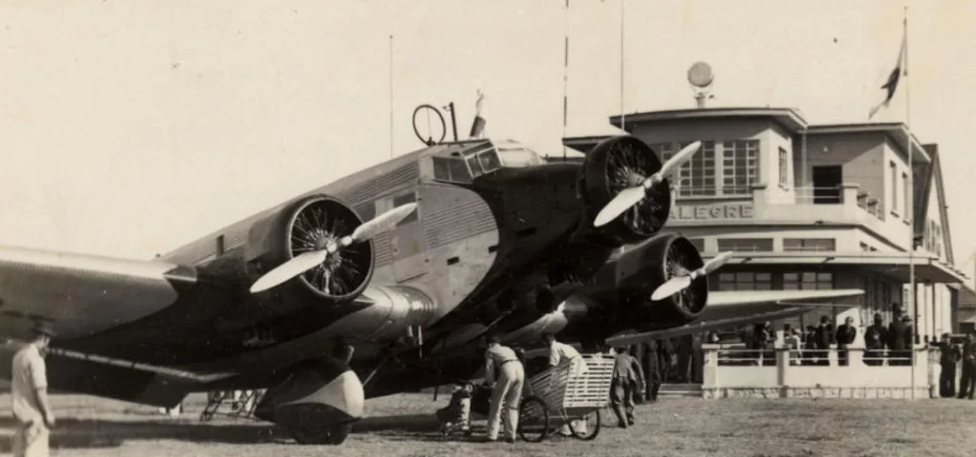 Primeiro terminal de passageiros do aeroporto de Porto Alegre na década de 1940.   -
Acervo Museu de Porto Alegre Joaquim José Felizardo / Reprodução