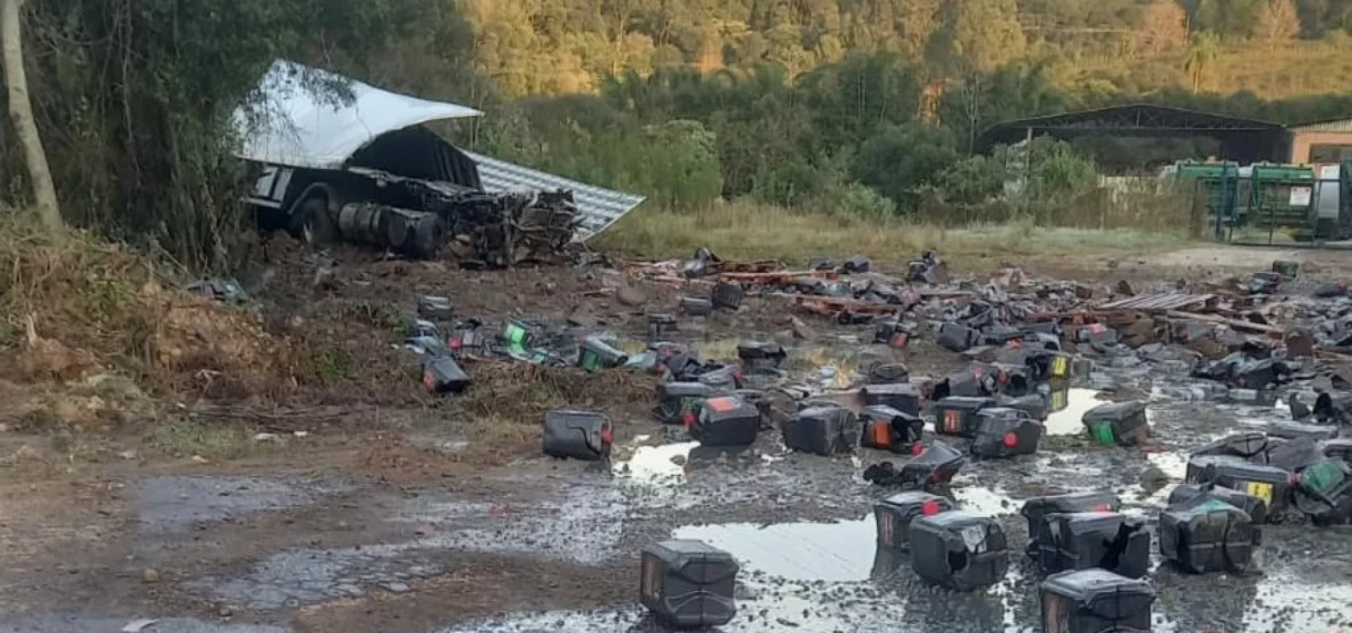Acidente ocorreu por volta de 4h30min no Km 93 da RSC-453.
João Paulo Deluca / Rádio Garibaldi