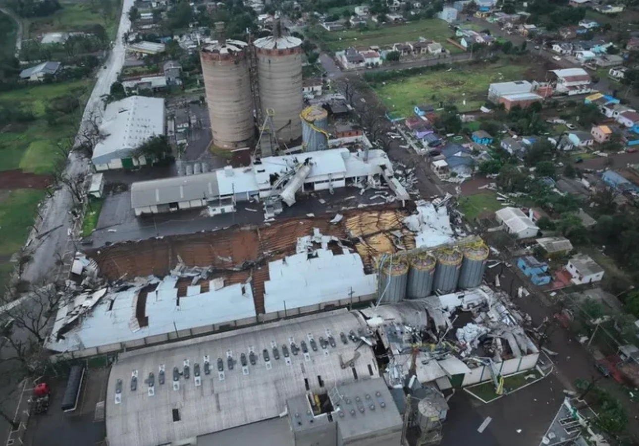 Ocorreu na cidade um fenômeno classificado como microexplosão por volta das 22h30min.
Brigada Militar / Divulgação