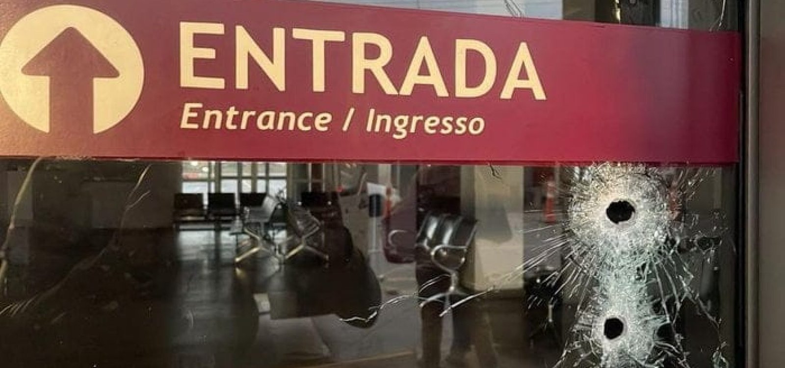 Marcas de tiro na entrada do Aeroporto Hugo Cantergiani.
Marcos Cardoso / Agencia RBS