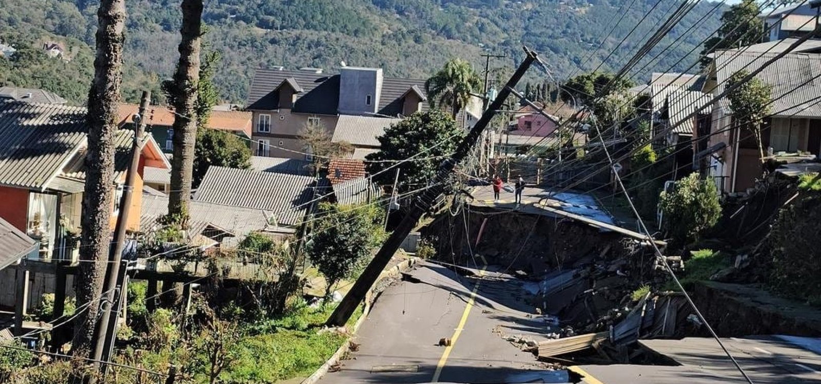 No bairro Piratini, ao menos uma rua, a Henrique Bertolucci, desabou na época das chuvas.
Halder Ramos / Divulgação