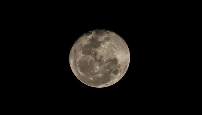 É nesta fase que a observação do satélite natural fica mais fácil. Na foto do céu de Porto Alegre, a Lua na noite desta segunda-feira (22).  Renan Mattos / Agencia RBS