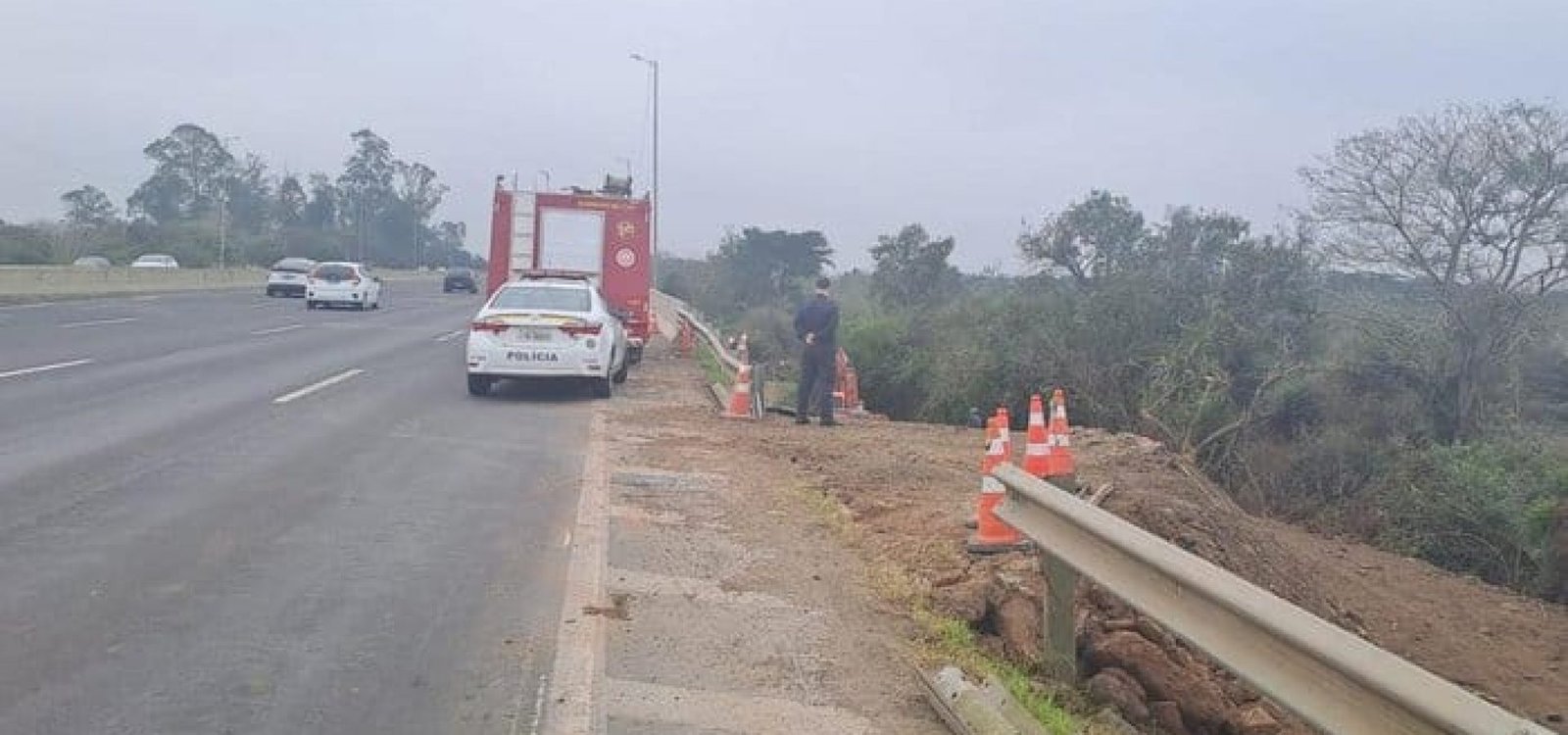Os bombeiros foram chamados e fizeram a retirada do corpo para o trabalho do IGP.
Leandro Rodrigues / Agencia RBS