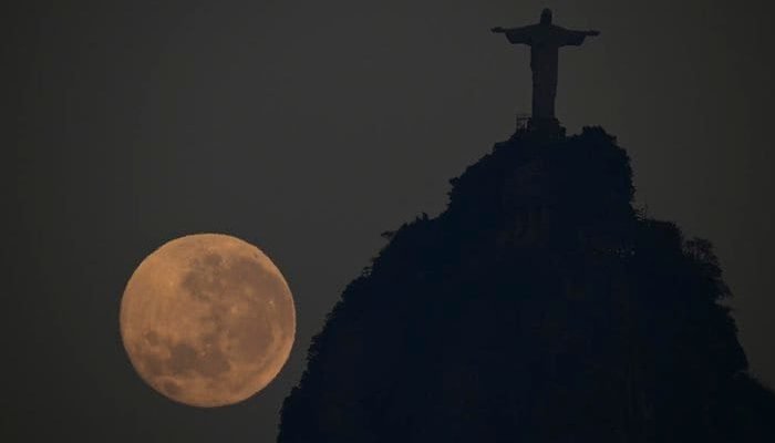 No dia 19 de agosto ocorreu a primeira superlua de 2024, observada em todo o Brasil.
PABLO PORCIUNCULA / AFP