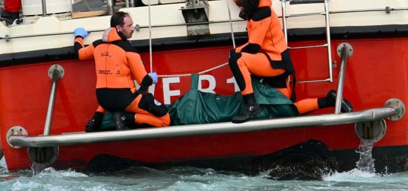 Corpo de uma das vítimas sendo retirado do mar.
ALBERTO PIZZOLI / AFP