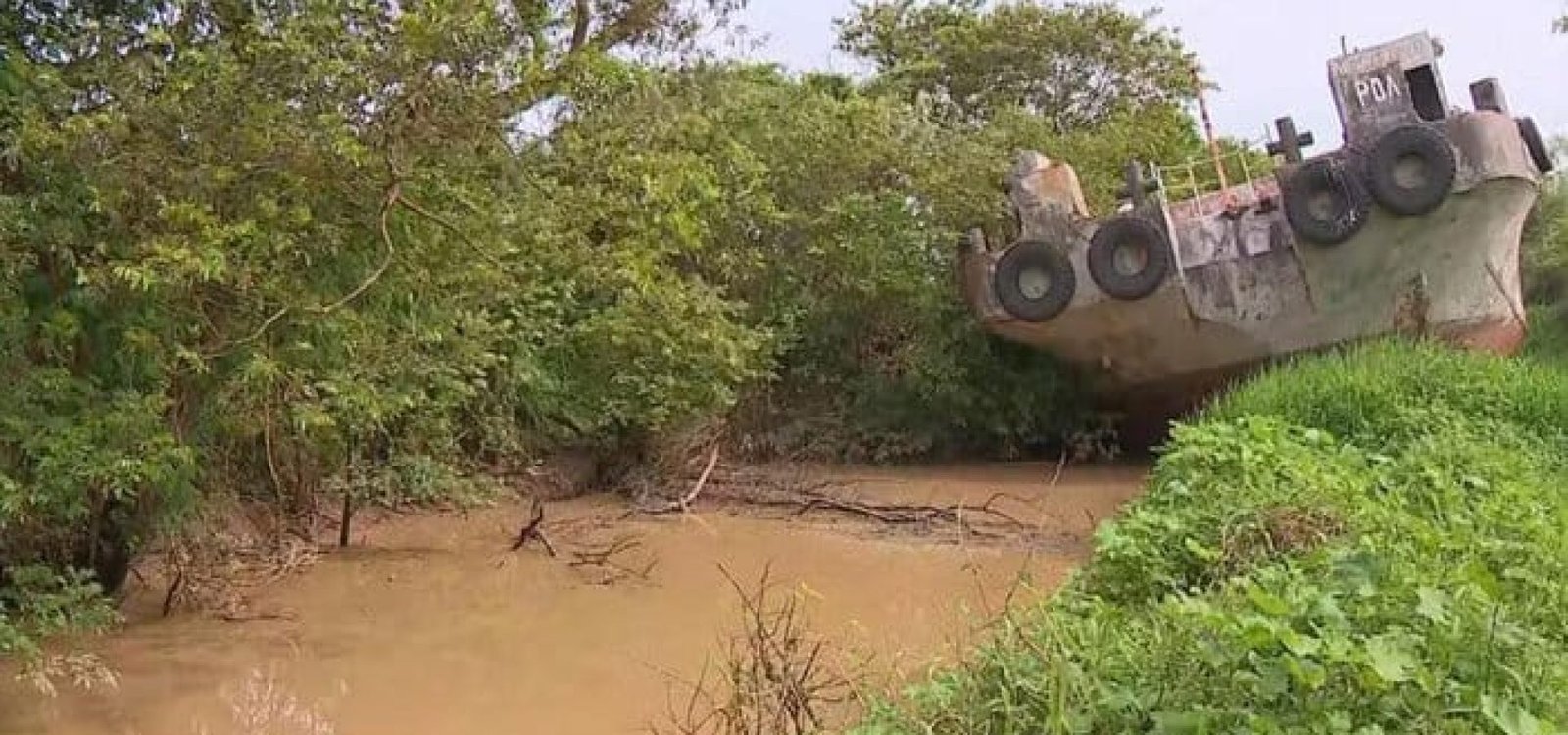 Falta de irrigação adequada, causada pelo bloqueio gerado da embarcação, pode inviabilizar o plantio de arroz na nova safra.
Reprodução / RBS TV