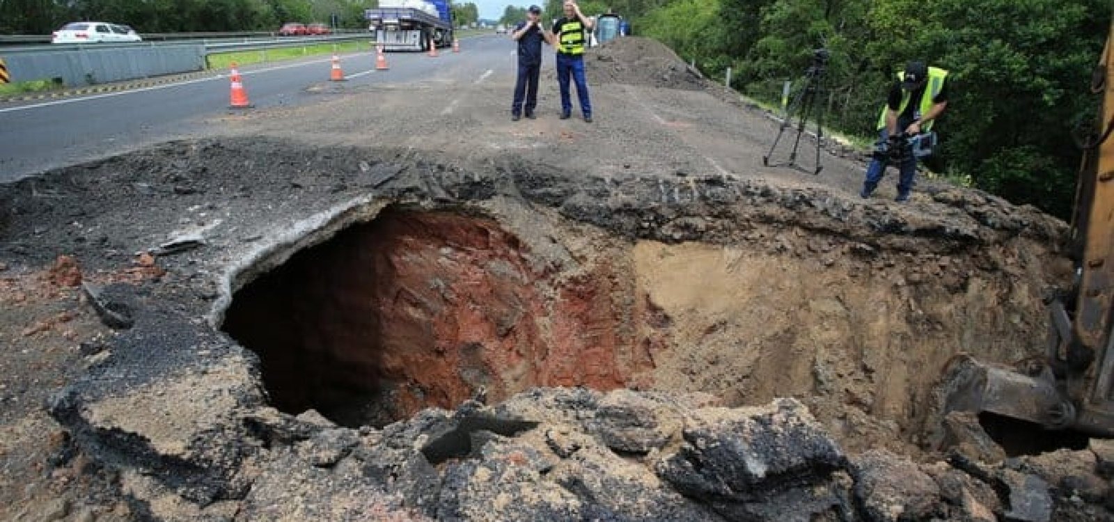 Para consertar o vazamento, CCR ViaSul precisou escavar o buraco em mais três metros.
Ronaldo Bernardi / Agencia RBS