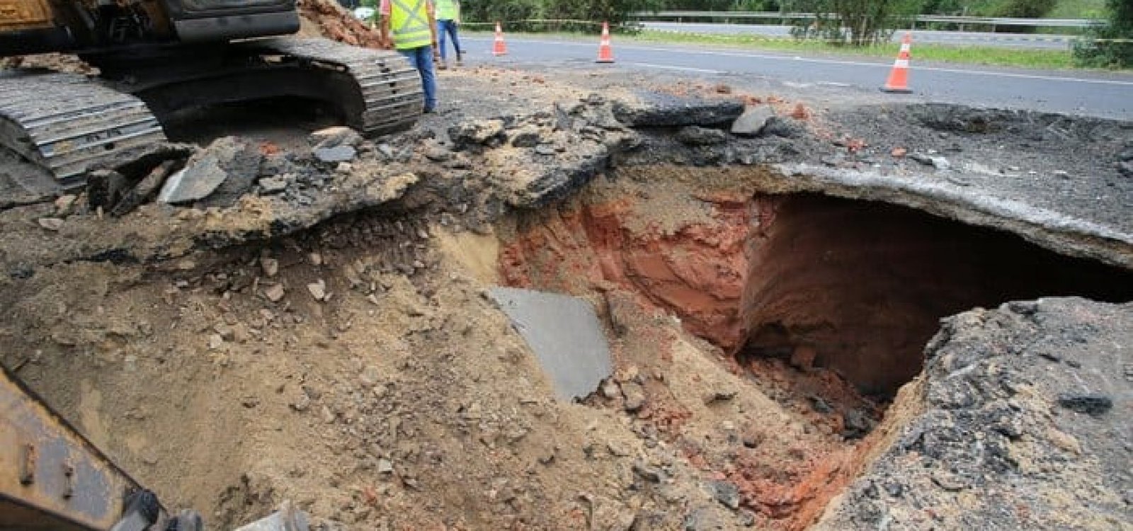 Nesta segunda-feira foi realizada a escavação do ponto onde se abriu a cratera no domingo.
Ronaldo Bernardi / Agencia RBS