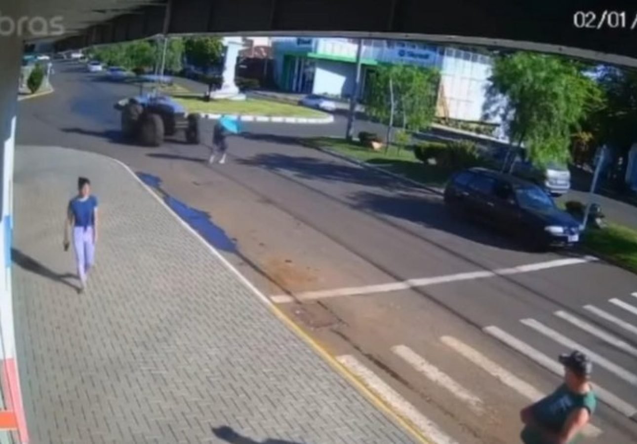 Vítima, segurando uma sombrinha, estava atravessando a rua quando foi atingida pela máquina.
Reprodução/ facebook / SB News