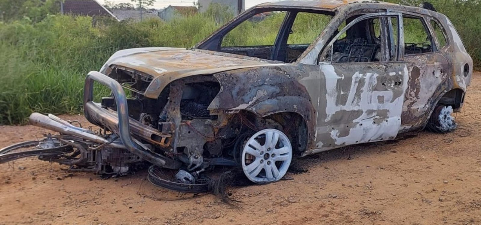 Hyundai Tucson ficou irreconhecível; motocicleta acabou ficando presa sob o carro.
Felipe Backes / Agência RBS