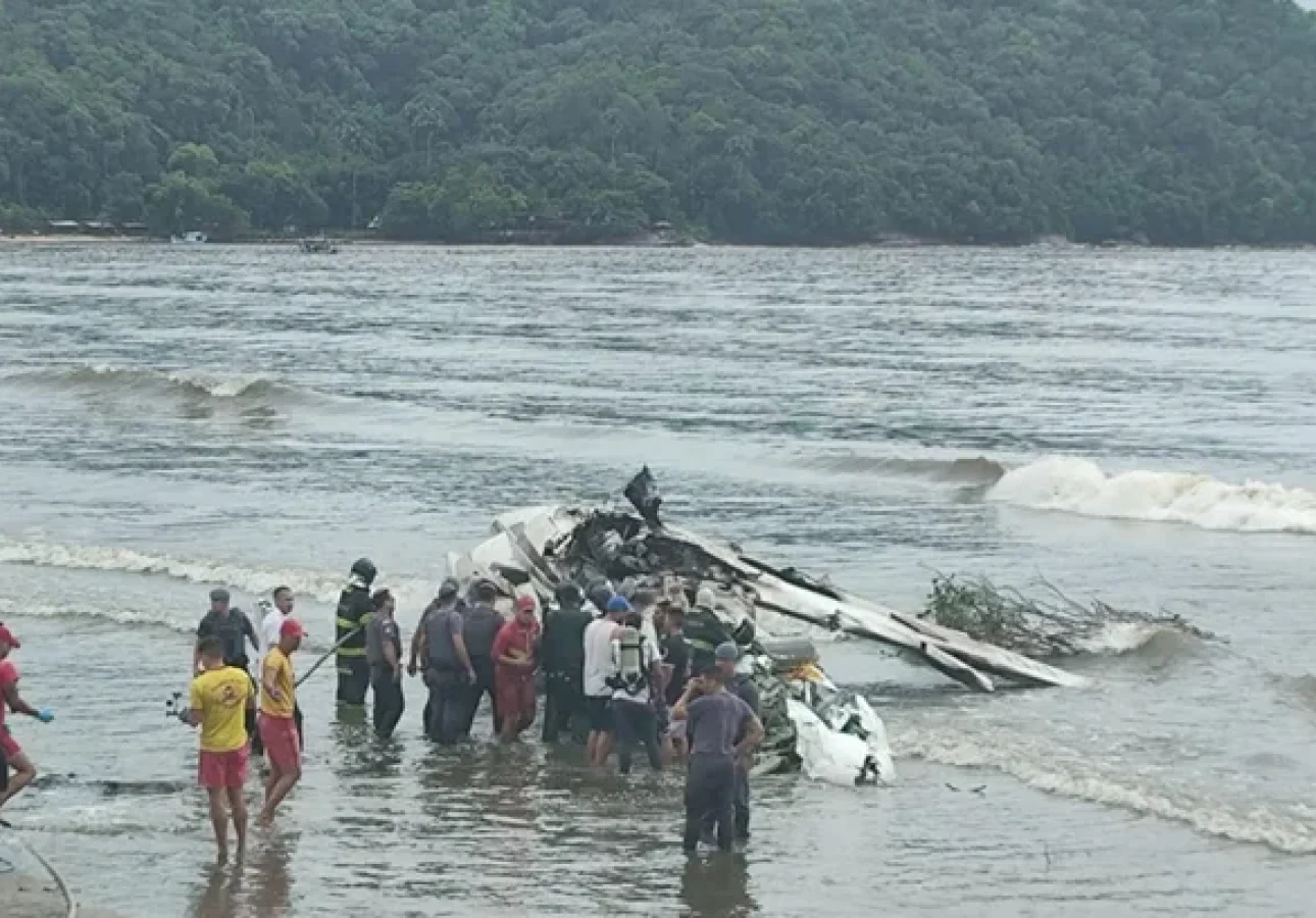 Jatinho tinha cinco pessoas a bordo. O piloto morreu e quatro passageiros foram resgatados.
Jornal A Cidade Ubatuba / Divulgação