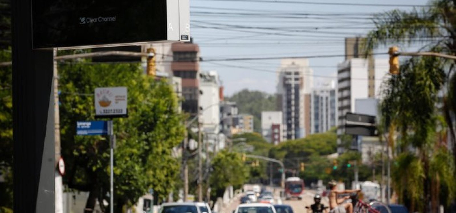 Termômetros de rua chegaram a mostrar temperatura superior a 40ºC.
Mateus Bruxel / Agencia RBS
