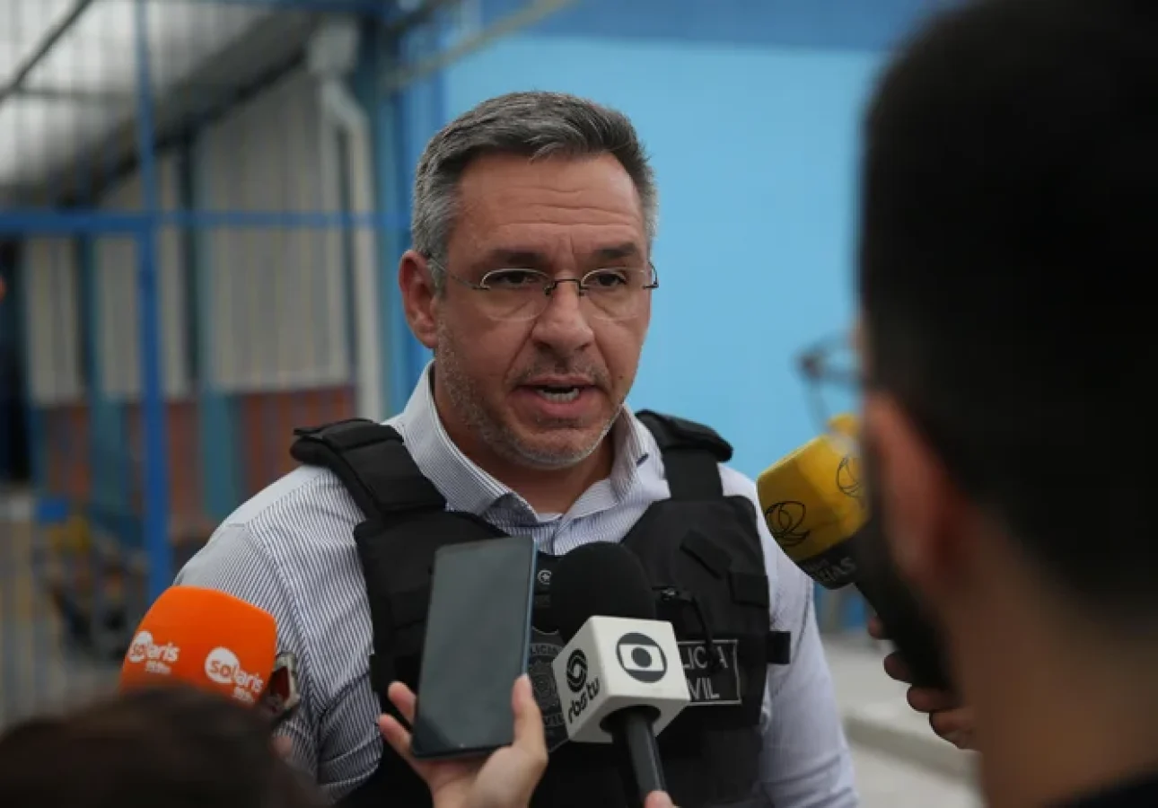 Delegado regional Augusto Cavalheiro Neto na escola onde aconteceu o ataque na terça-feira (1º)
Porthus Junior. / Agencia RBS