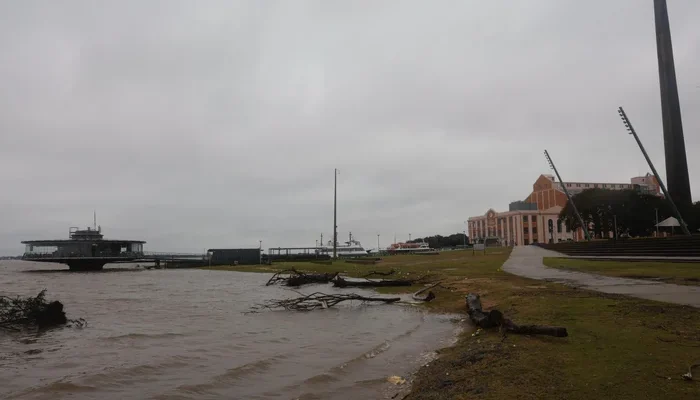 Nível do Guaíba está alto nas proximidades da Usina do Gasômetro, em Porto Alegre.
Mateus Bruxel / Agencia RBS