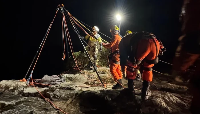Bombeiros realizaram resgate de rapel.
Corpo de Bombeiros / Divulgação