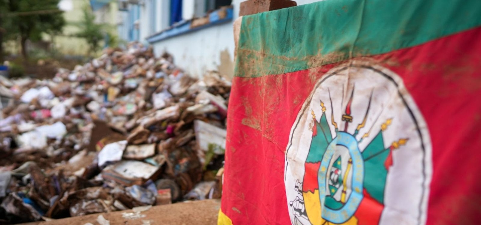 Bandeira do Rio Grande do Sul em meio a cenário de calamidade em Arroio do Meio, no Vale do Taquari | Foto: Mauricio Tonetto / Secom