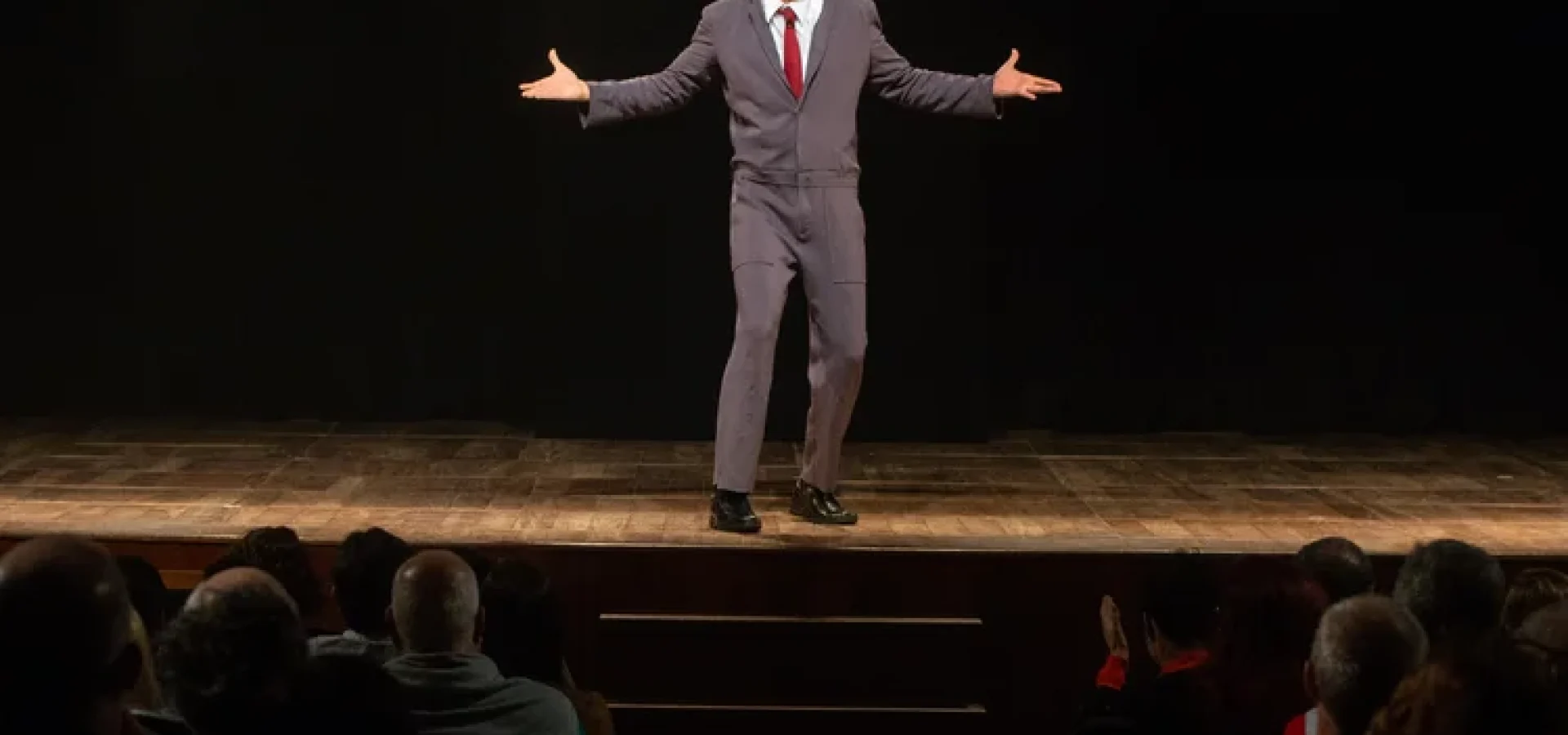 Solano interpreta Augusto no monólogo.
Dalton Valerio/Divulgação