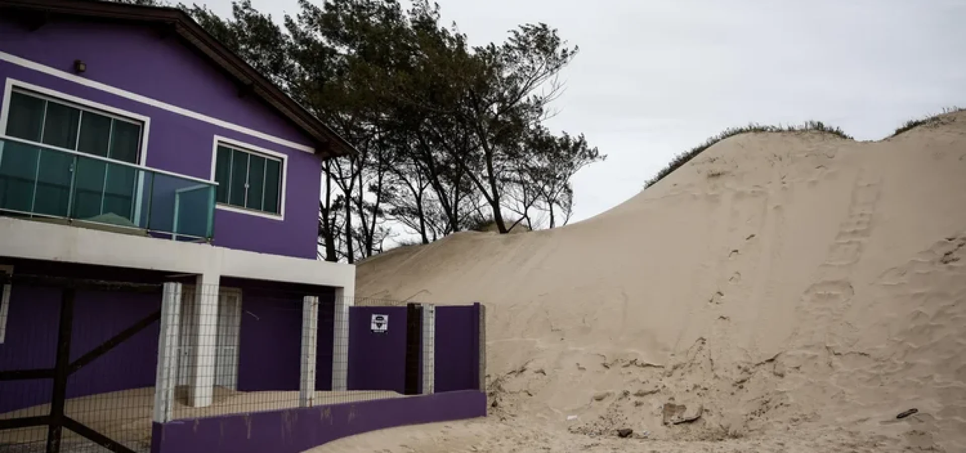 5512166_16de8dc9e7eae1c Área afetada fica no bairro Barra, região de confluência do Rio Tramandaí com o Oceano Atlântico.
Duda Fortes/Agencia RBS