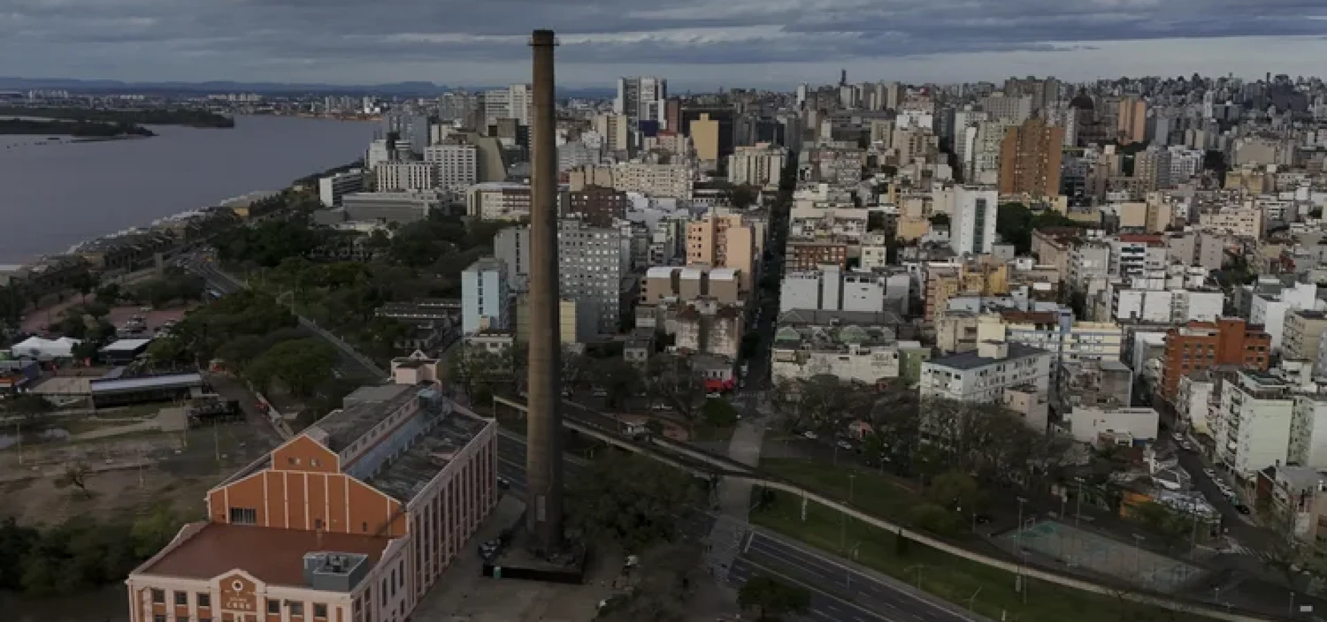 5512931_be9ae4b22b50e1b Prefeitura cercou a chaminé após estudo constatar que há risco de queda de reboco.
Duda Fortes/Agencia RBS