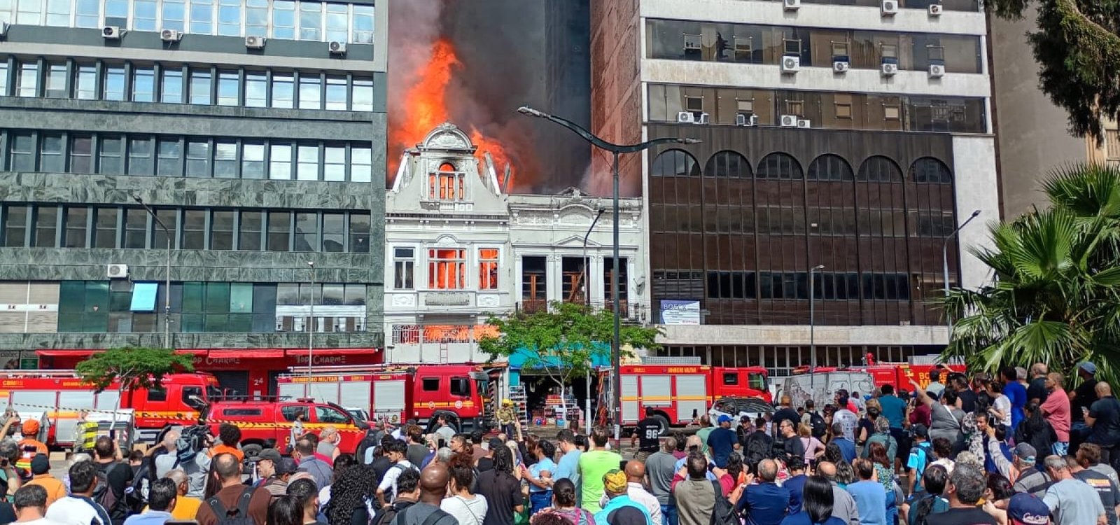 Multidão se aglomerou nas imediações do local para acompanhar o incêndio. Foto: Correio do Povo